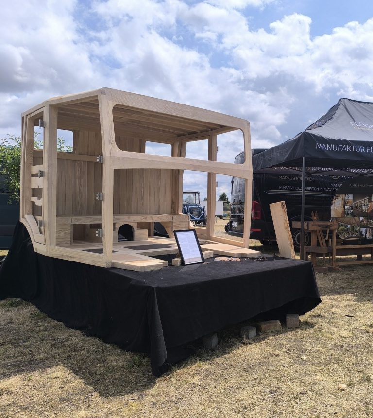 Holzbank
