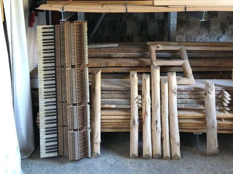 Klavier und Holz